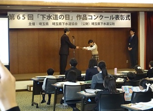 受賞者の生徒に賞状を授与する様子