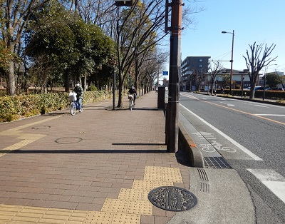 下水道整備後の街路整備がされマンホールのある風景