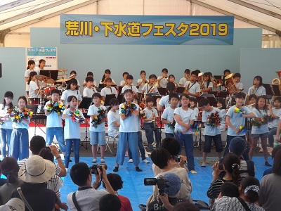 第18回 2019年の様子 ステージショー（小学生40名位がステージ上で演奏している）写真