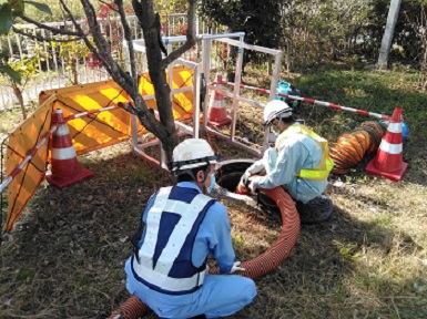 災害実動訓練　職員2名が下水管閉塞による下水の移送をしている様子