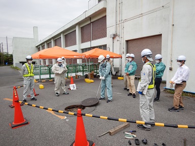 令和3年5月の現場体験型研修会（市町職員対象）マンホール蓋の開閉作業