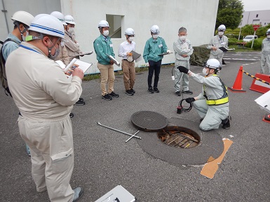 令和3年5月の現場体験型研修会（市町職員対象）酸素・有毒ガス測定をしている様子