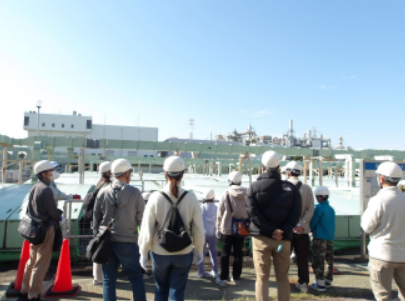 施設見学する参加者６名