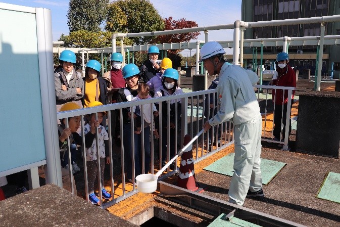 施設見学する参加者６名