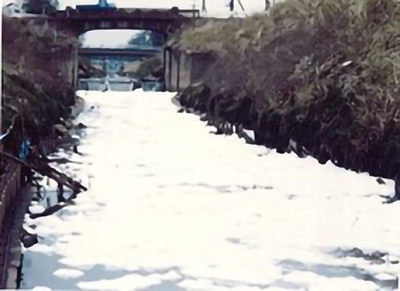 昭和53年　生活排水で泡立つ鴨川
