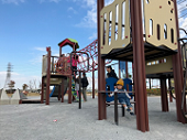 荒川水循環センターの上部利用として「上部公園」（3.2ha）が開園(戸田市管理）　遊具で遊ぶ子供の写真