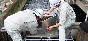 公社の業務　職員2名の様子